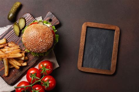 Hambúrguer Caseiro Com Ingredientes Carne Tomate Alface Queijo