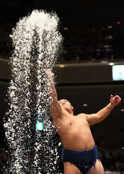 大相撲秋場所初日 白鵬、いつもの張り差しが不発に 日本国籍取得から初の一番 写真特集111 毎日新聞