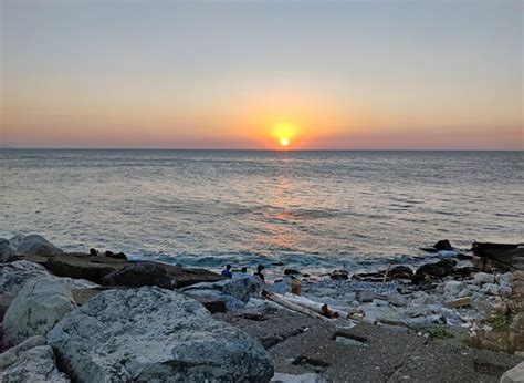 Puesta De Sol Sobre Las Aguas Costeras Rocosas Foto Premium