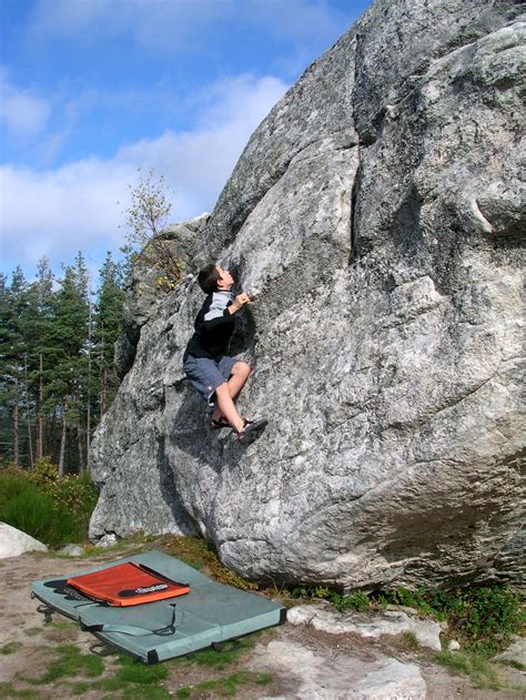 Bouldering vs aid climbing vs free climbing vs free solo climbing - The ...