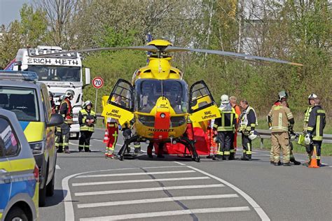 Schwerer Unfall Auf Der B 93 Bei Meerane Rettungshubschrauber Bringt