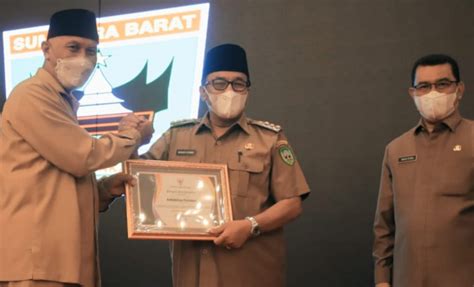 Bupati Pasaman Benny Utama Terima Penghargaan Terbaik Di Sumbar