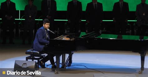 Video La particular versión del himno de Andalucía de Pablo López a piano