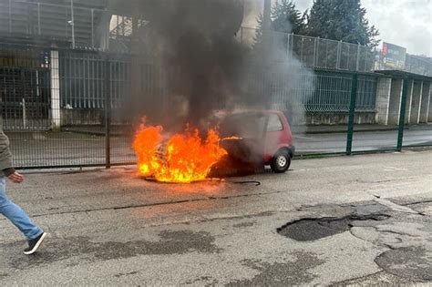 Auto in fiamme in prossimità della Curva Nord del Vigorito paura per