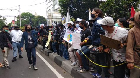 Massa Demo Omnibus Law Datang Molor Polisi Beri Waktu Hingga Pukul 5