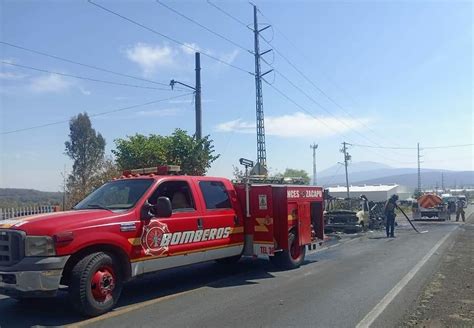 Se incendia camioneta por falla mecánica en la Zacapu Puruándiro