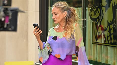 Sarah Jessica Parker resgata look usado por Carrie Bradshaw há mais de