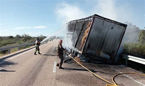 Arde un camión cargado de pacas de paja en la N 122 Zamora3punto0