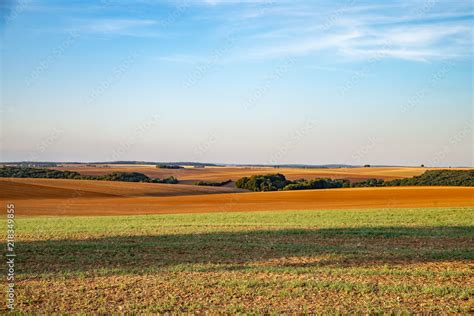 Paysage De Campagne Avec Des Champs Perte De Vue En Fin De Journ E En