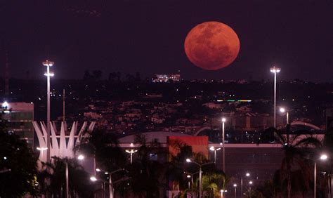 Belíssimo fenômeno Primeira superlua do ano surge no céu da capital e