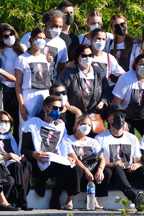 Fam Lia E Amigos De Paulo Gustavo Se Re Nem Para As Ltimas Homenagens