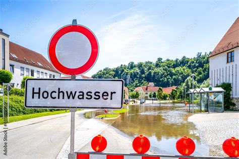 Hochwasser Absperrung Warnhinweis Stock Photo Adobe Stock