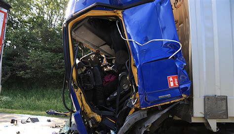 Schwerer Lkw Unfall auf A3 sorgt für Vollsperrung Bildergalerie