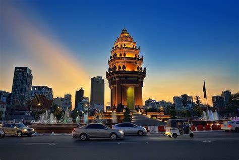 Independence Monument In Phnom Penh Travel Sense Asia Vietnam