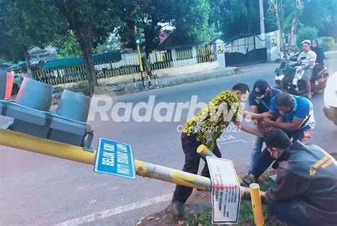 Dishub Perbaiki Lampu Merah Yang Ditabrak Kontainer Radar Banyuwangi