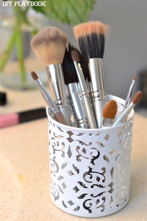 How to Clean Makeup Brushes and Keep Them Organized