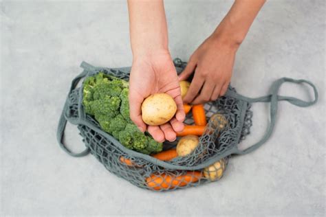 Sacar Papa De Una Bolsa De Malla Verduras Comprar Comestibles