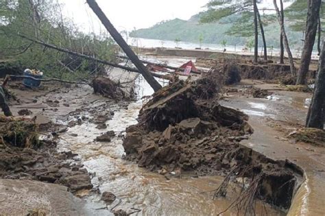 Kawasan Wisata Pantai Gemah Di Tulungagung Rusak Akibat Banjir Dan