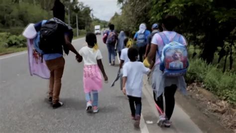 Maestra hondureña abre escuela en frontera sur de México para hijos de