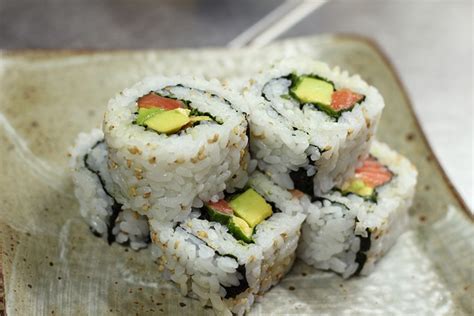 Recette Sushi Maki Invers California Roll Saumon Avocat Herbes