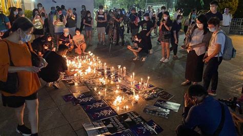 中国禁网新闻 — 香港旺角悼念“六四”爆警民冲突 警方发射胡椒喷雾逮捕4人