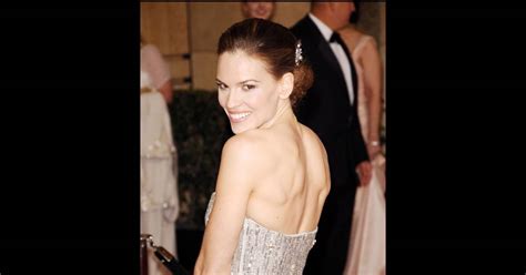Hilary Swank a aussi misé sur le nude dans une longue robe Gucci