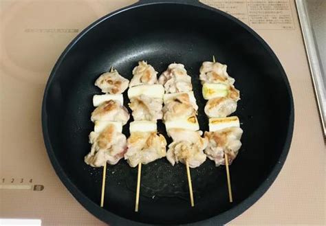 【焼き鳥】簡単にフライパンで作れる！塩味でいただこう レシピ オリーブオイルをひとまわし