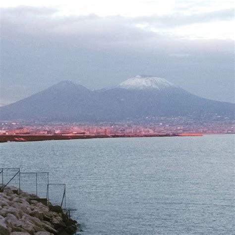 Napoli La Cima Del Vesuvio Imbiancata Dalla Neve Gallery