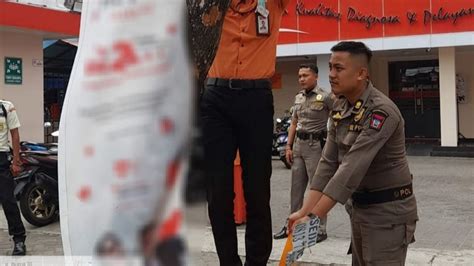 Foto Satpol Pp Padang Gempur Reklame Ilegal Di Pohon Dan Tiang Listrik