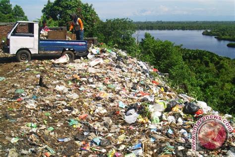 Tumpukan Sampah Rusak Kelestarian Danau Dendam Tak Sudah Antara