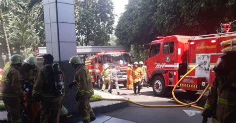 Kebakaran Gedung Cyber 1 Karyawan Terjebak Puluhan Mobil Pemadam