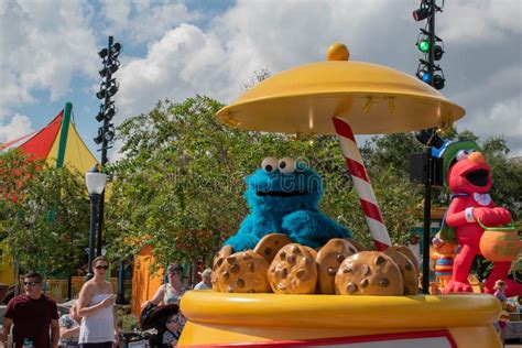 Cookie Monster Dancing In Sesame Street Party Parade At Seaworld 5 ...