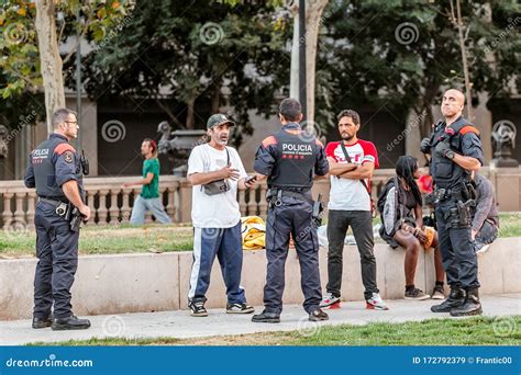 Un Grupo De Polic As Est Hablando Y Revisando Documentos De Un Grupo