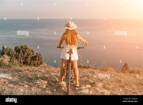 Frauen Fahren Mit Dem Fahrrad Auf See Glückliche Radfahrerin Die Auf