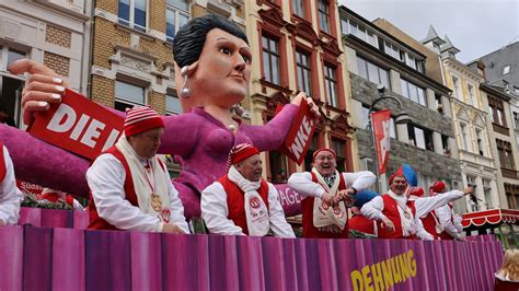 Rosenmontagszug In K Ln Wat E Theater Auf Den Motivwagen