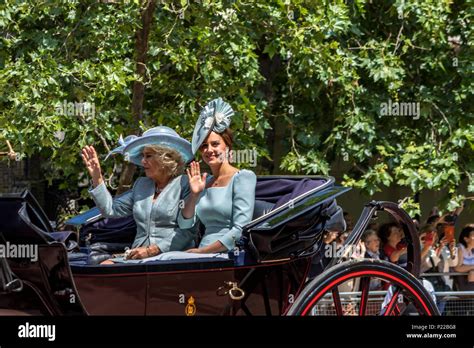 Kate y camilla montando en un carruaje fotografías e imágenes de alta