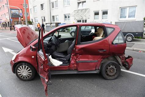 Mannheim Auto St T Mit Stra Enbahn Zusammen Polizeiberichte Aus