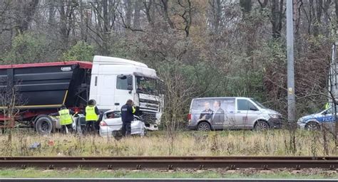 Auto osobowe zderzyło się z ciężarówką