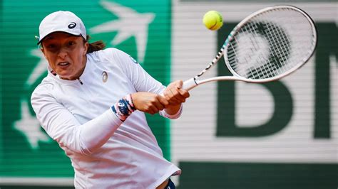 Roland Garros News Iga Swiatek Survives Scare To Continue Winning