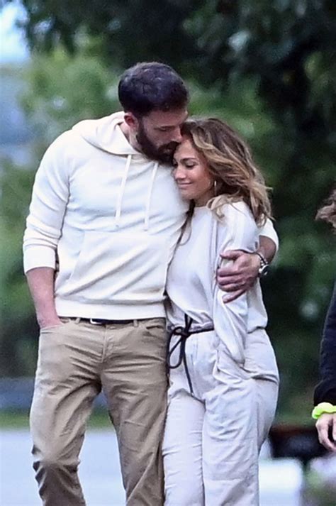 Jennifer Lopez And Ben Affleck Share A Steamy Kiss On St Tropez Yacht