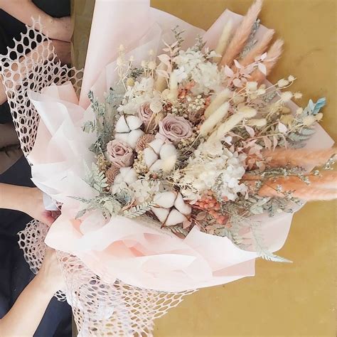 Jual Buket Bunga Blushing Colors Hand Bouquet Buket Wisuda Kado