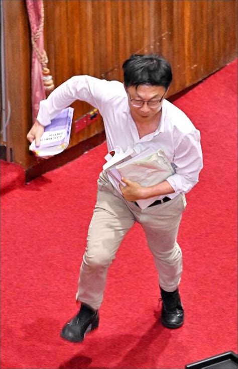 不顧死活推下台致其尾椎骨折 郭國文怒告洪孟楷等4藍委 政治 自由時報電子報