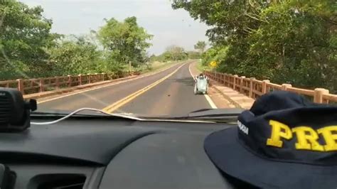 Homem é resgatado pela PRF após viajar 21 km de cadeira de rodas em