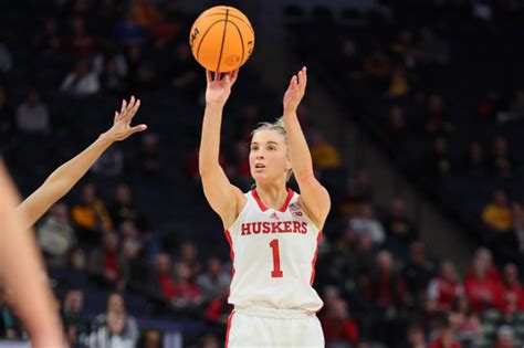 March Madness 2024 Meet Jaz Shelley The Girl From Moe Who Is Staring Down Us College