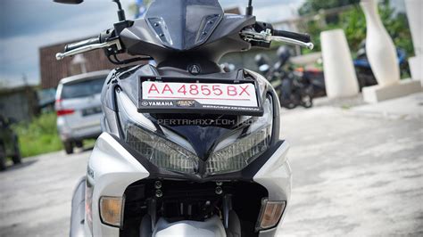 Detail Yamaha Aerox Black Silver Connected Terbaru Pakai Helm