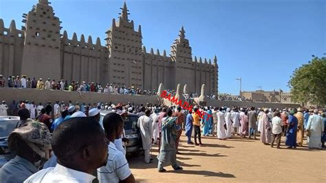 Mali mobilisation spectaculaire pour replâtrer la Grande Mosquée de