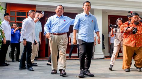 Perdana Muncul Bersama Prabowo Gibran Kompak Gunakan Kemeja Biru Muda