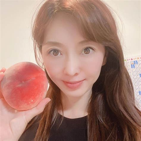 高村凛さんのインスタグラム写真 高村凛instagram「すご〜く大きな桃🍑をいただきました💕💕 お盆暇してる子供達は大喜び ️ ありがとうございます😊 桃 おみやげ」8月12日