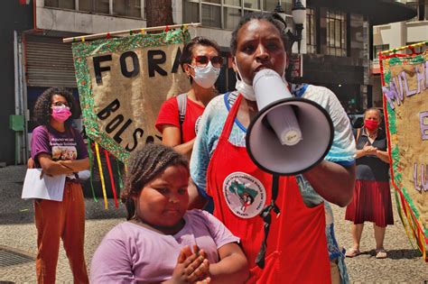 ossos nas mãos manifestantes denunciam aumento da fome e da