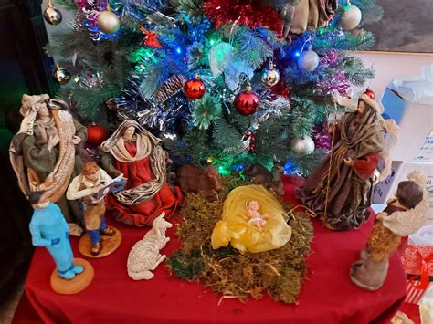 Presepe 2021 Consegnata La Statuina Dellartigiano Imprenditore Ai